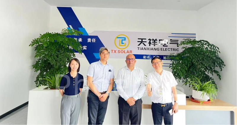Warmly welcome Philips General Manager to inspect the factory Warmly welcome Philips General Manager to inspect the factory
