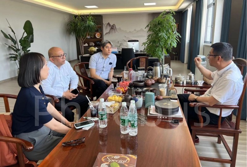 Warmly welcome Philips General Manager to inspect the factory Warmly welcome Philips General Manager to inspect the factory